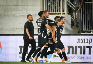 שחקני עירוני טבריה חוגגים (צילום: ברני ארדוב)