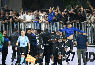 שחקני עירוני טבריה חוגגים (צילום: ברני ארדוב)