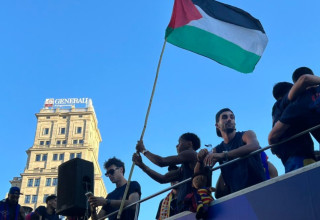 לאמין ימאל עם דגל פלסטין (צילום: צילום מסך, X (טוויטר))