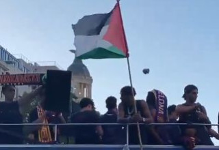 לאמין ימאל עם דגל פלסטין (צילום: צילום מסך)