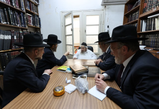 הרב לנדו וחברי דגל התורה (צילום: ללא)