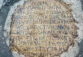  הכתובת שמזכירה את פטרוס בתוארו "מחזיק מפתחות השמיים". עד היום זה סמל הוותיקן (צילום: י. דריי משלחת חפירות בית הבק)