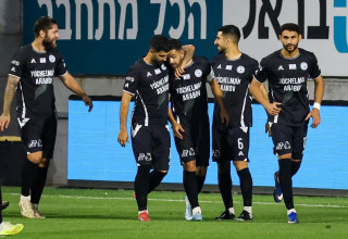 שחקני עירוני טבריה חוגגים עם גיא חדידה (צילום: קובי אליהו)