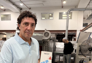 עו"ד ליאור טומשין עם ספרו החדש (צילום: פרטי)