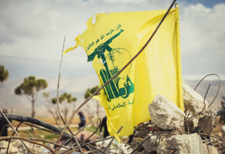 דגל חיזבאללה קרוע (צילום: Jonathan Labusch / Middle East Images / AFP via Getty Images)