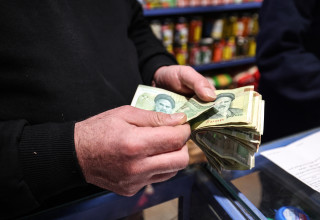 כסף איראני (צילום:  ATTA KENARE / AFP via Getty Images)
