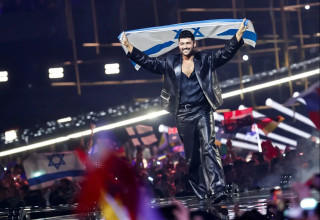 נועם בתן במצעד הדגלים של גמר אירוויזיון 2026 (צילום: רויטרס)