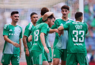 שחקני מכבי חיפה חוגגים עם גיא מלמד (צילום: מאור אלקסלסי)