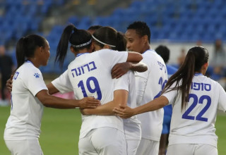 שחקניות מ.ס. קרית גת חוגגות מול כשרונות חדרה (צילום: שלומי גבאי)