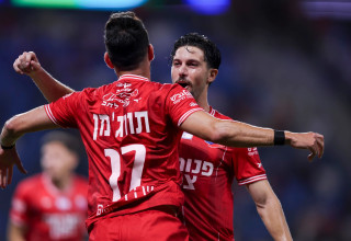 לירן רוטמן עם אלון תורג'מן שחקני הפועל חיפה חוגגים (צילום: מאור אלקסלסי)