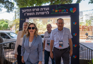 קוניק עם צוות ועדת פרס החינוך הארצי בגבעתיים (צילום: רונה אולשבסקי, באזמרקט)