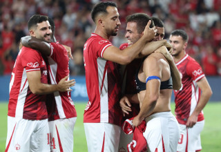 שחקני הפועל באר שבע חוגגים עם מיגל ויטור (צילום: דני מרון)