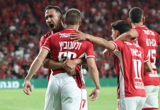 אליאל פרץ ושחקני הפועל באר שבע חוגגים (צילום: דני מרון)