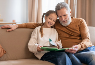 סבא ונכדה קוראים ספר (צילום: Shutterstock)