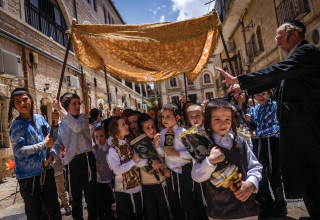 ילדים חוגגים מתן תורה שבועות מאה שערים 2024 (צילום: יונתן זינדל פלאש 90)