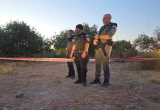 שוטרים בזירת האירוע במרכז (צילום: דוברות המשטרה)