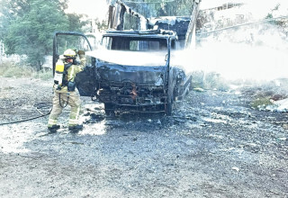 אדם נמצא ללא רוח חיים במשאית שרופה ברמלה (צילום: דוברות כיבוי והצלה)