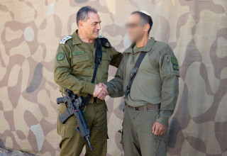 הרמטכ"ל אייל זמיר ואל"ם ח' (צילום: דובר צה"ל)