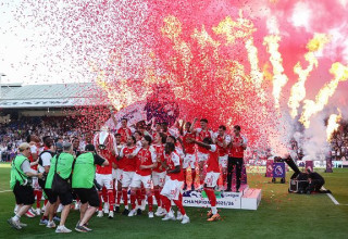 שחקני ארסנל מניפים את גביע האליפות (צילום: Getty images)