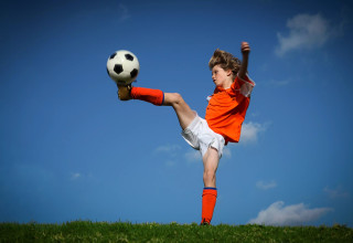 ילד משחק כדורגל (צילום: ShutterStock)