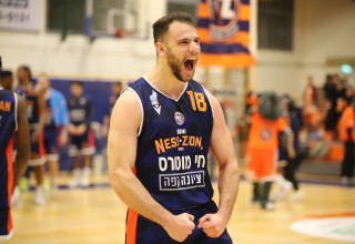 רבע אחרון נפלא קירב את נס ציונה לרבע הגמר. רז אדם (צילום: אתר רשמי, עמית סמיקט, באדיבות עירוני נס ציונה)