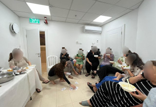 התכנסות הנשים במקלט (צילום: באדיבות עמותת בת מלך)