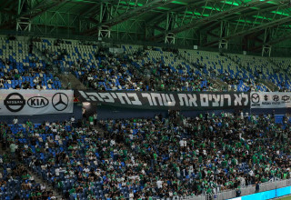 אוהדי מכבי חיפה מוחים נגד יעקב שחר (צילום: מאור אלקסלסי)