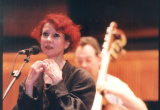 אסתר עופרים בהופעה בהיכל התרבות, 1999 (צילום: אלי דסה)