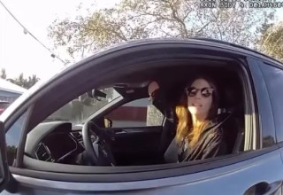 קתלין תומאס, קטועת יד שנעצרה על שימוש בטלפון - ביד הקטועה (צילום: צילום מסך)