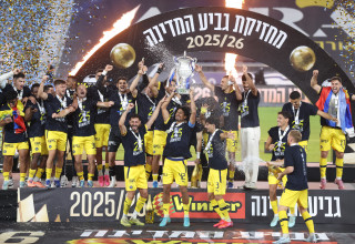 שחקני מכבי תל אביב מניפים את גביע המדינה (צילום: דני מרון)