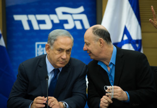 צחי הנגבי ובנימין נתיהו (צילום: Yonatan Sindel/Flash90)