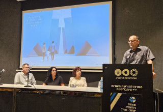 רן קוניק בכנס השקת המדד (צילום: עיריית גבעתיים)