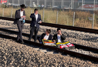 הפגנת חרדים חוסמים את רכבת ישראל ליד נתב"ג (צילום: יותם רונן, וואלה!)