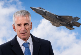 דדי ברנע על רקע מטוס F-35 (צילום: פלאש 90,דובר צה"ל)