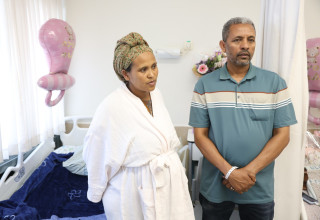 באנצ'י קסאו והתינוקת צנאת משתחררות הביתה (צילום: דוד כהן)