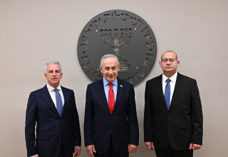 רומן גופמן, בנימין נתניהו ודדי ברנע בטקס חילופי ראש המוסד (צילום: תקשורת המוסד)