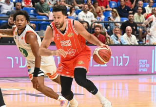 לא מעט לחץ על הכתפיים. מיציץ' (צילום: ברני ארדוב)
