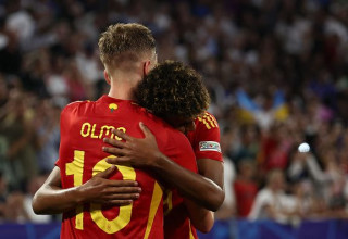 לאמין ימאל מחבק את דני אולמו ביורו 2024 (צילום: Getty images)
