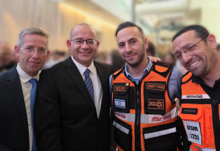 ראש המוסד רומן גופמן וחובשי איחוד הצלה שהצילו את חייו ב-7.10 (צילום: ללא קרדיט)
