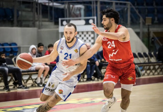 שחקן בני הרצליה מקס היידיגר מול שחקן הפועל באר שבע יואב ויטלם (צילום: אתר רשמי, עודד קרני, איגוד הכדורסל)