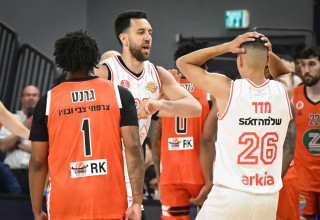שחקני הפועל תל אביב ים מדר, ואסילייה מיציץ' (צילום: ברני ארדוב)
