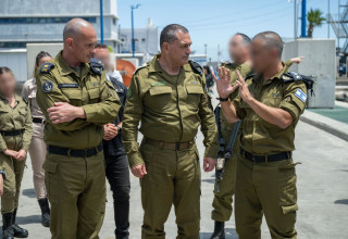 הרמטכ"ל אייל זמיר עם מפקד חיל הים אייל הראל בביקור בבסיס בחיפה (צילום: דובר צה"ל)
