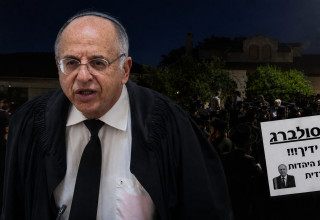 השופט נעם סולברג על רקע ההתפרעות מחוץ לביתו (צילום: יונתן זינדל, פלאש 90,חיים גולדברג, פלאש 90)