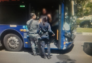 האוטובוס הגנוב בפתח תקווה (צילום: דוברות המשטרה)