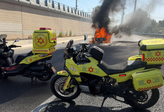 רכב התפוצץ באיילון (צילום: תיעוד מבצעי מד"א)