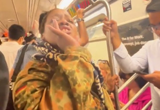 אישה תוקפת באלימות צעירה יהודייה ברכבת התחתית בניו יורק  (צילום: צילום מסך רשת X)
