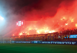אוהדי מכבי ת"א בבלומפילד (צילום: אודי ציטיאט)
