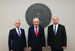 רונן גופמן, בנימין נתניהו ודדי ברנע (צילום: תקשורת המוסד)