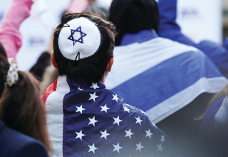 יהודי בניו יורק עטוף בדגל ארה''ב, 13.5.24 (צילום: ארכיון)