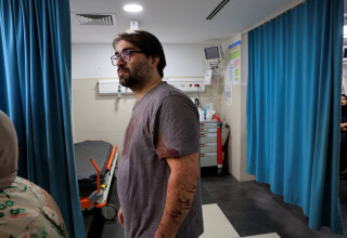 אב המשפחה שנפגעה מאש צהל בחברון פהאד אבו הייקל  (צילום: REUTERS/Mussa Qawasma)